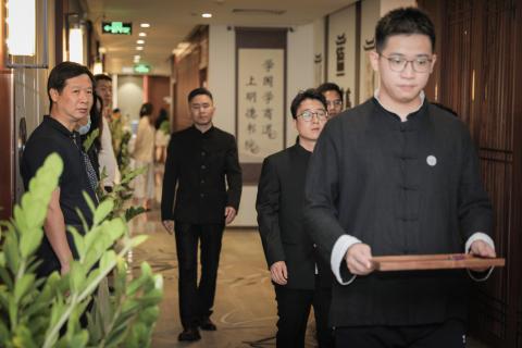 罗湖区委统战部副部长、工商联党组书记叶志伟一行到百达娱乐调研