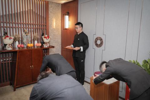 罗湖区委统战部副部长、工商联党组书记叶志伟一行到百达娱乐调研