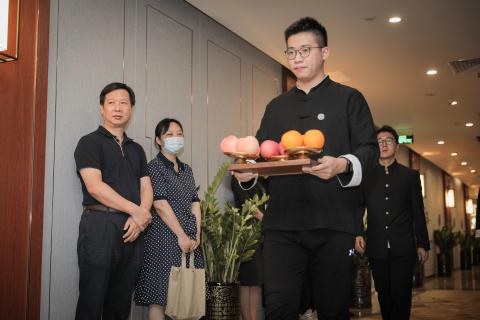 罗湖区委统战部副部长、工商联党组书记叶志伟一行到百达娱乐调研