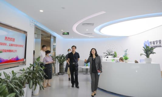 罗湖区委统战部副部长、工商联党组书记叶志伟一行到百达娱乐调研