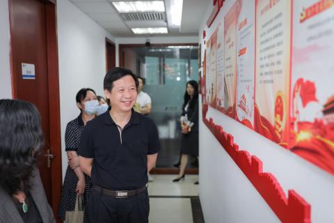 罗湖区委统战部副部长、工商联党组书记叶志伟一行到百达娱乐调研
