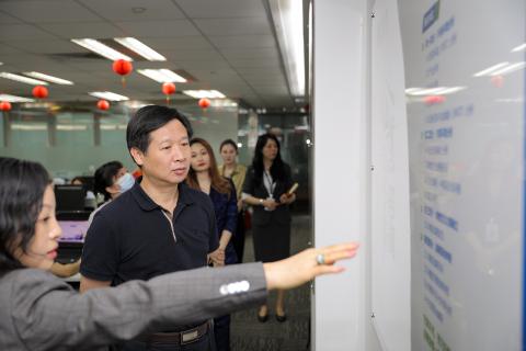 罗湖区委统战部副部长、工商联党组书记叶志伟一行到百达娱乐调研