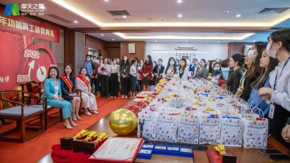“ 感恩有你 · 一路相伴 ”百达娱乐10年功勋员工颁奖典礼圆满举办